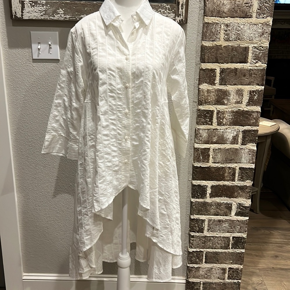 Fabulous asymmetrical white blouse size medium Solution brand GUC women’s M